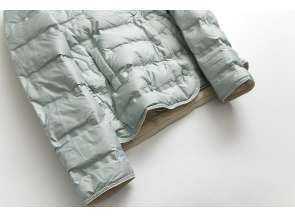 Női rövid kabát magas gallérral és gombos rögzítéssel