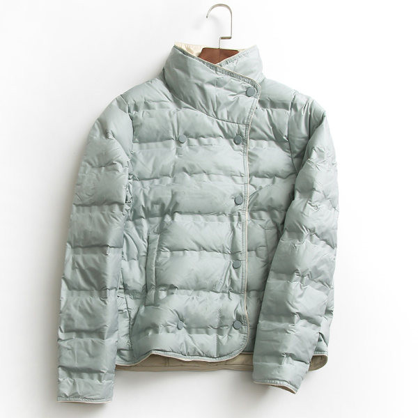 Női rövid kabát magas gallérral és gombos rögzítéssel