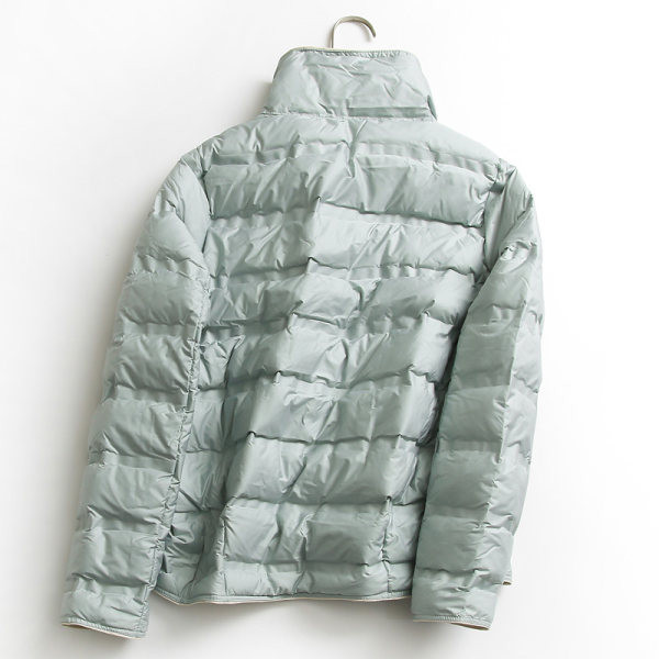 Női rövid kabát magas gallérral és gombos rögzítéssel