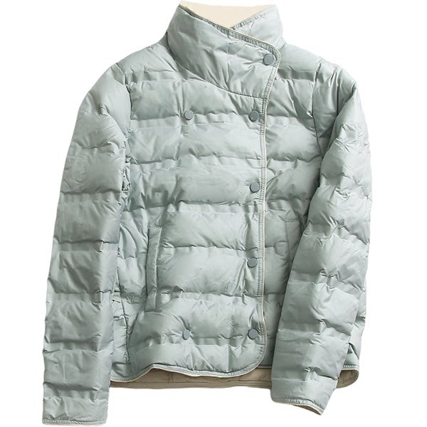 Női rövid kabát magas gallérral és gombos rögzítéssel