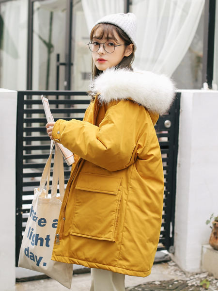 Női széles modell téli kabát kapucnival és pehellyel