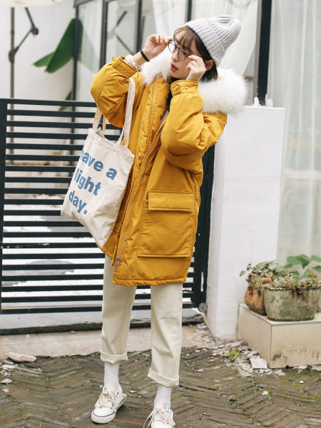 Női széles modell téli kabát kapucnival és pehellyel