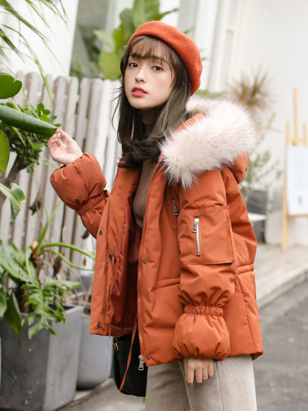 Női téli kabát kapucnival és pehellyel