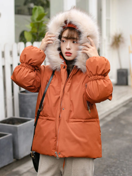 Női téli kabát kapucnival és pehellyel