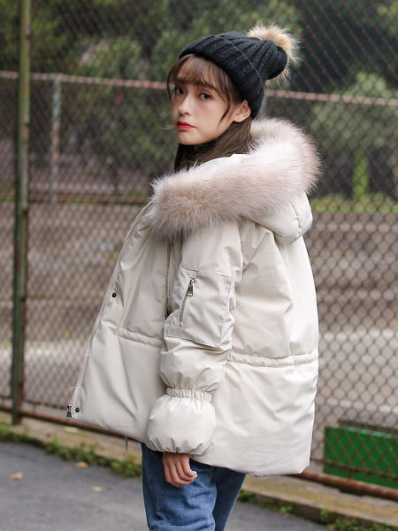 Női téli kabát kapucnival és pehellyel