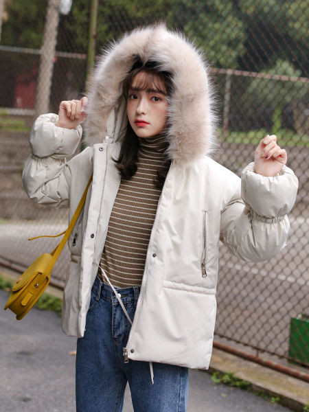 Női téli kabát kapucnival és pehellyel