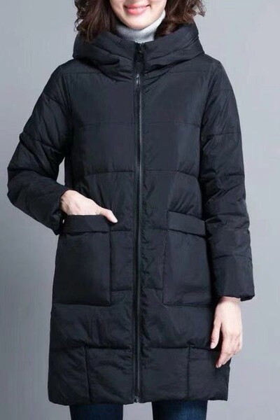 Női hosszú kabát zsebekkel és kapucnival