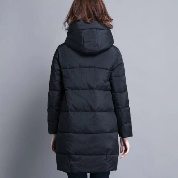 Női hosszú kabát zsebekkel és kapucnival