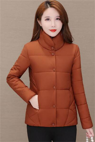 Női kabát gombokkal és magas gallérral