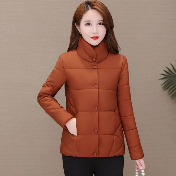 Női kabát gombokkal és magas gallérral