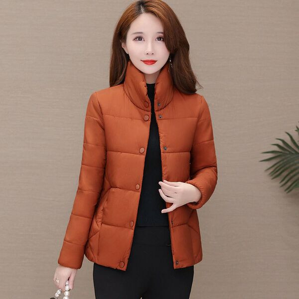 Női kabát gombokkal és magas gallérral