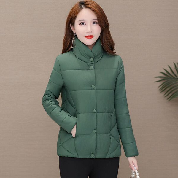 Női kabát gombokkal és magas gallérral