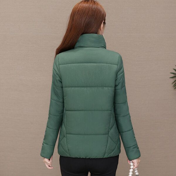 Női kabát gombokkal és magas gallérral