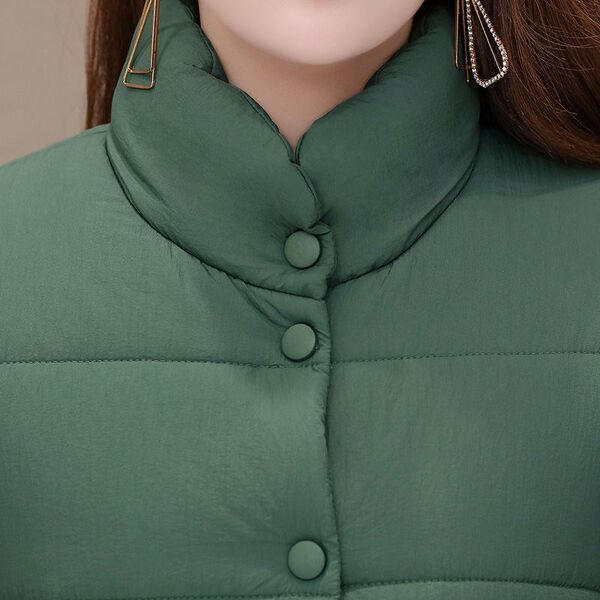 Női kabát gombokkal és magas gallérral