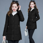 Női téli kabát zsebekkel és kapucnival