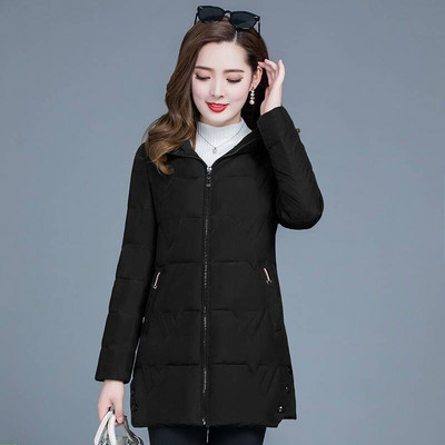 Női téli kabát zsebekkel és kapucnival