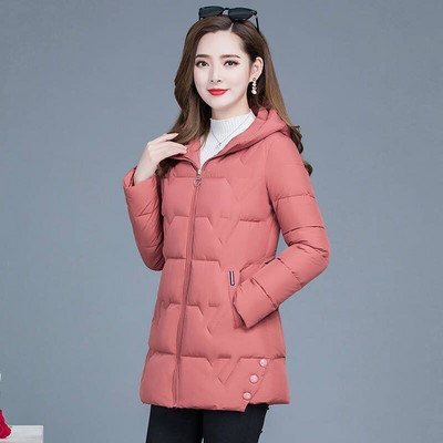 Női téli kabát zsebekkel és kapucnival