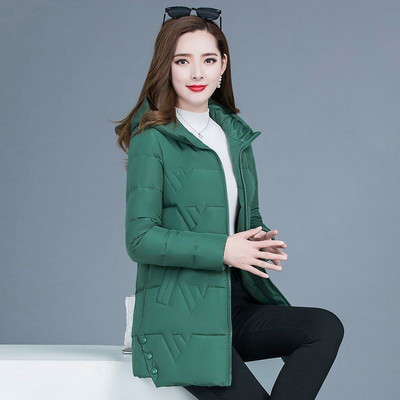 Női téli kabát zsebekkel és kapucnival