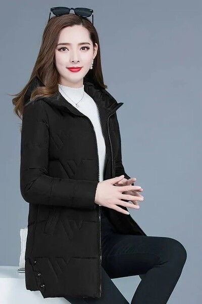 Női téli kabát zsebekkel és kapucnival