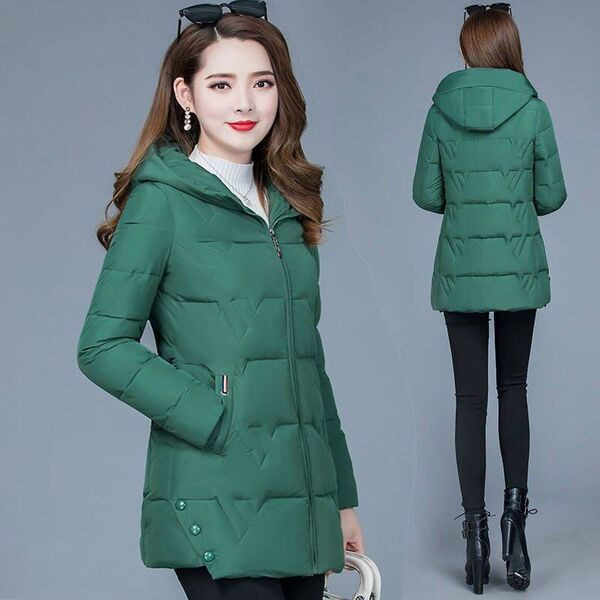 Női téli kabát zsebekkel és kapucnival