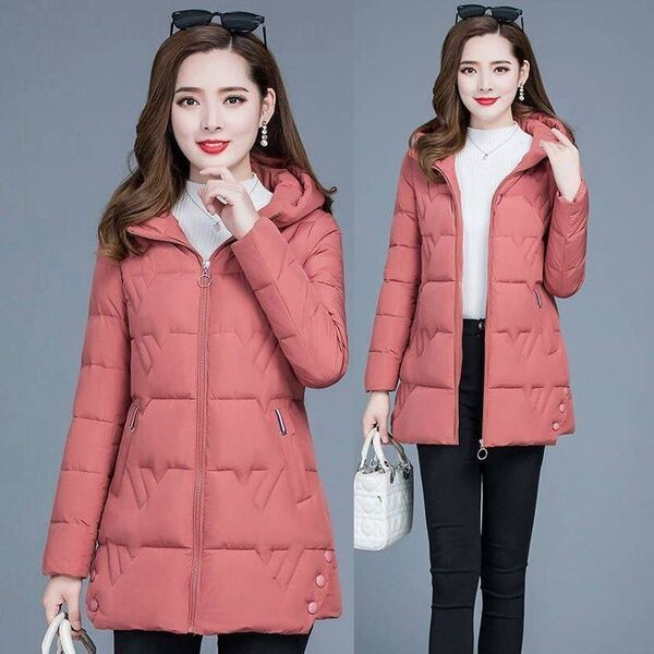 Női téli kabát zsebekkel és kapucnival