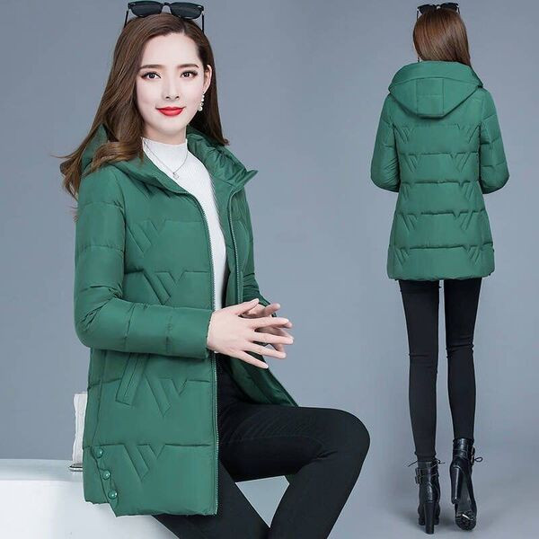 Női téli kabát zsebekkel és kapucnival