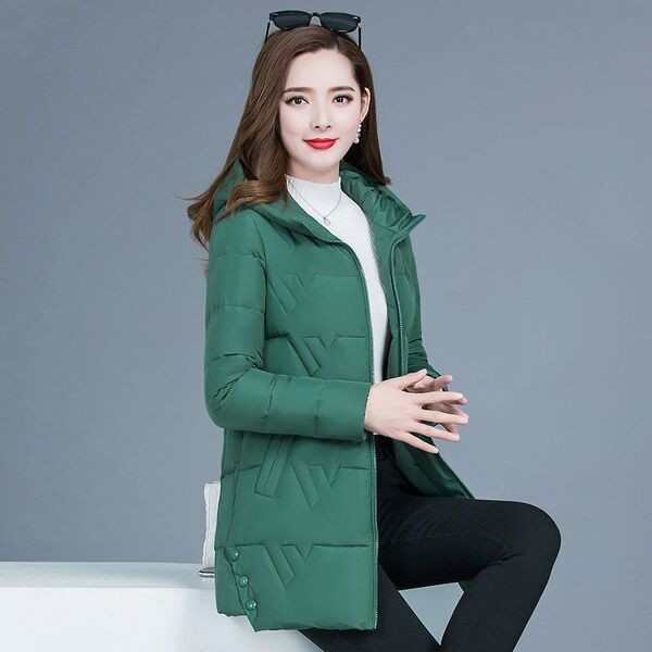 Női téli kabát zsebekkel és kapucnival