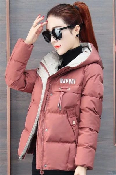 Rövid női kabát kapucnival és zsebekkel