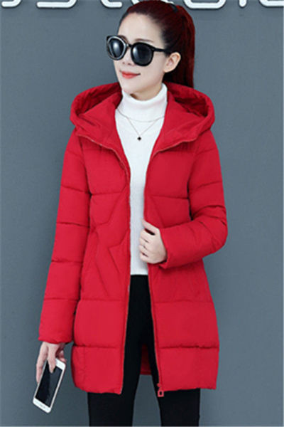 Női téli kabát közepes hosszúsággal és kapucnival