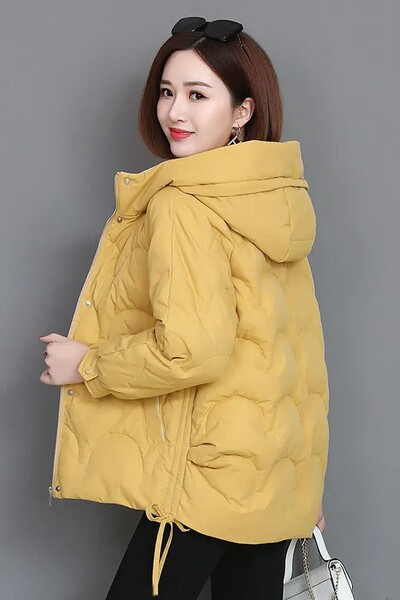 Párnázott őszi-téli kabát kapucnival, steppelt hatású