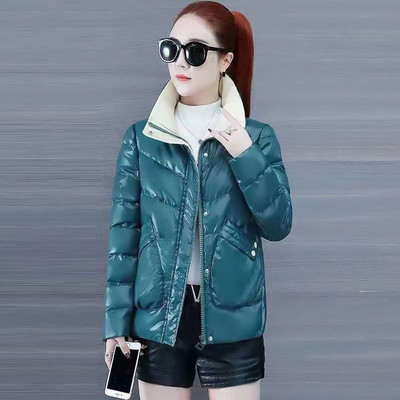 Rövid női téli kabát cipzárral és gombokkal