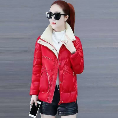 Rövid női téli kabát cipzárral és gombokkal