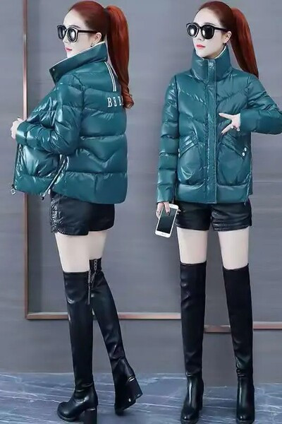 Rövid női téli kabát cipzárral és gombokkal