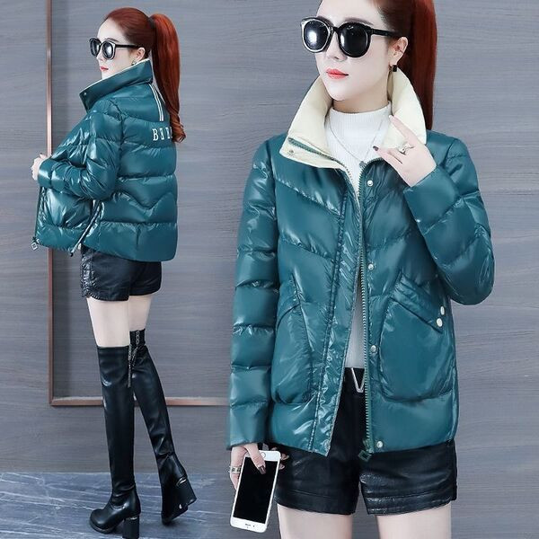 Rövid női téli kabát cipzárral és gombokkal