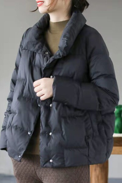 Női meleg kabát rövid modell magas gallérral és gombokkal