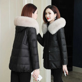 Jelenlegi női kabát tollas gallérral és zsebekkel