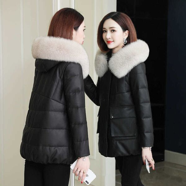 Jelenlegi női kabát tollas gallérral és zsebekkel