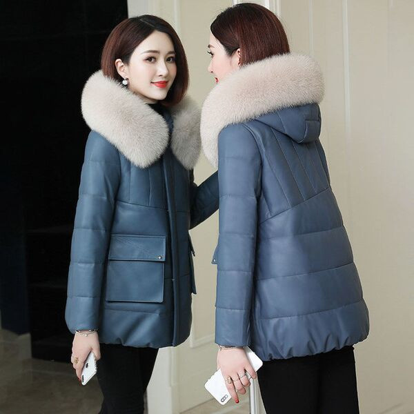 Jelenlegi női kabát tollas gallérral és zsebekkel