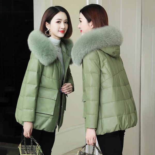 Jelenlegi női kabát tollas gallérral és zsebekkel