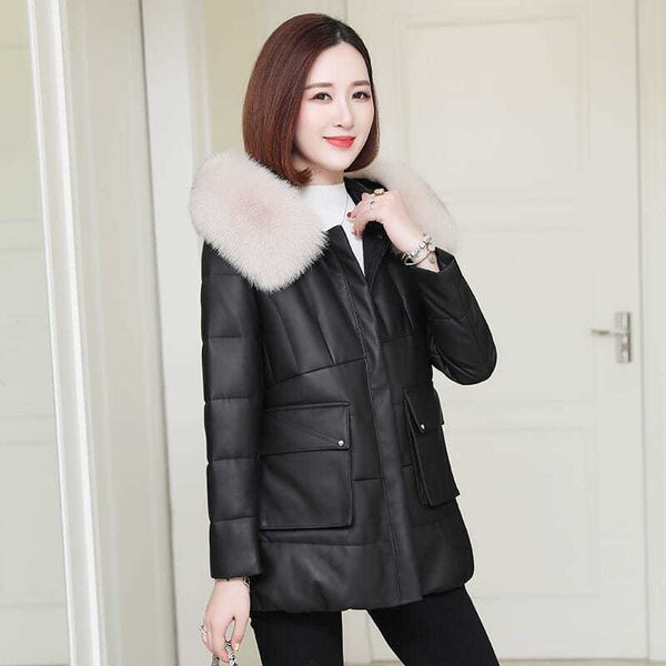 Jelenlegi női kabát tollas gallérral és zsebekkel