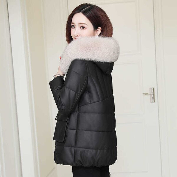 Jelenlegi női kabát tollas gallérral és zsebekkel