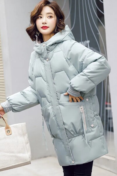 Női téli kabát kapucnival és zsebekkel