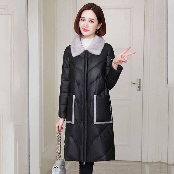 Műbőrből készült hosszú téli kabát tollas gallérral