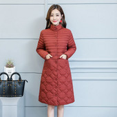 Modern női hosszú kabát gombokkal és zsebekkel