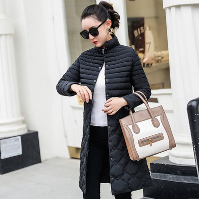 Modern női hosszú kabát gombokkal és zsebekkel