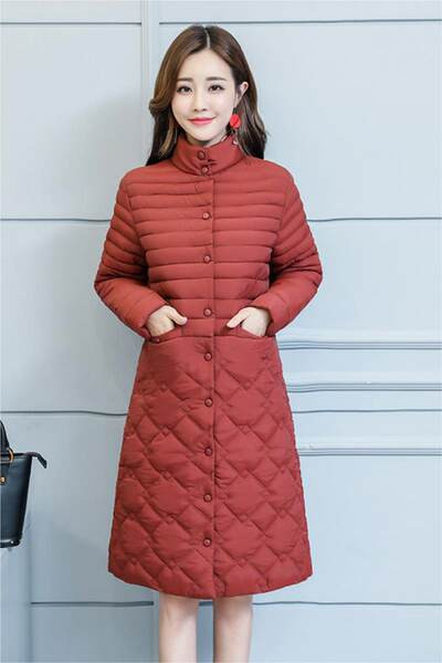 Modern női hosszú kabát gombokkal és zsebekkel