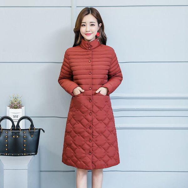 Modern női hosszú kabát gombokkal és zsebekkel