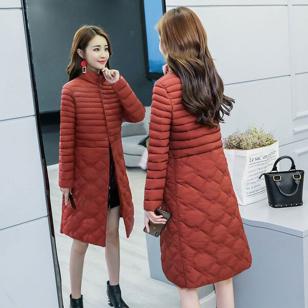 Modern női hosszú kabát gombokkal és zsebekkel