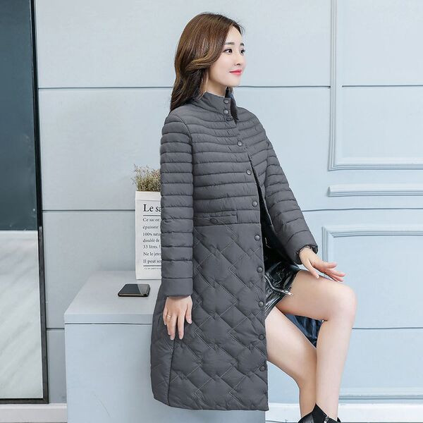 Modern női hosszú kabát gombokkal és zsebekkel