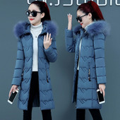 Testhezálló modell női hosszú kabát kapucnival és cipzárral